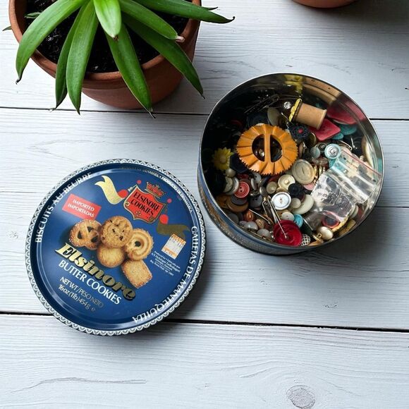 Vintage Button Collection – Sewing cookie Tin - Picture 1 of 5